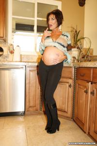 Зрелая беременная красотка долбится с негром в задницу - фото #5
