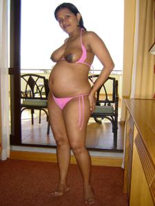 Беременная зрелая индианка с голой пиздой и жопой - фото #10