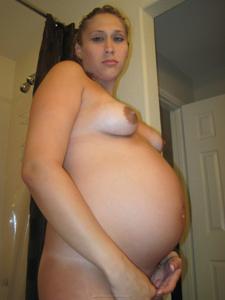 Беременная девушка с коричневыми сосками немного шалит - фото #33