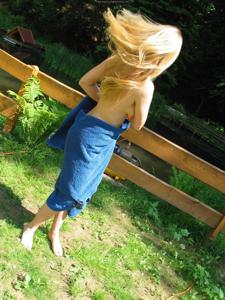 Блондинка голая на загородном участке - фото #12