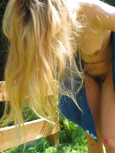 Блондинка голая на загородном участке - фото #16