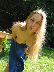 Блондинка голая на загородном участке - фото #21