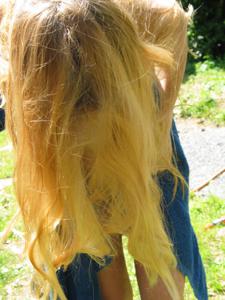 Блондинка голая на загородном участке - фото #28