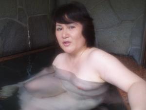 Зрелая японка пососала в бане - фото #10