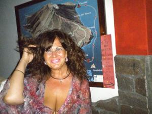 Итальянская женушка эротично позирует перед мужем на курорте - фото #35