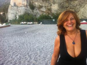 Итальянская женушка эротично позирует перед мужем на курорте - фото #36