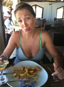 Итальянская женушка эротично позирует перед мужем на курорте - фото #38