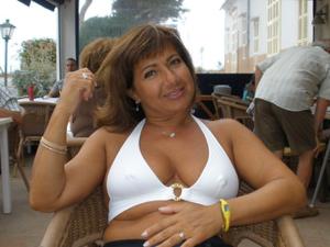 Итальянская женушка эротично позирует перед мужем на курорте - фото #53