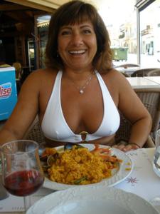 Итальянская женушка эротично позирует перед мужем на курорте - фото #55