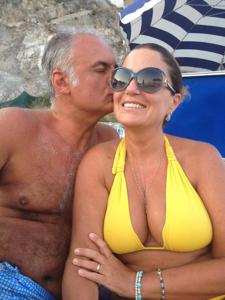 Итальянская женушка эротично позирует перед мужем на курорте - фото #57