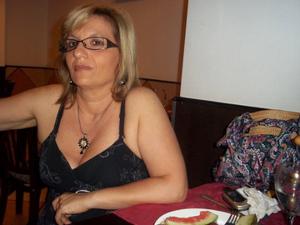Итальянская женушка эротично позирует перед мужем на курорте - фото #64