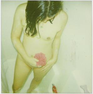 Азиатка с животиком принимает душ - фото #12