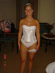 Молодая жена в белом белье показывает тело после свадьбы - фото #2