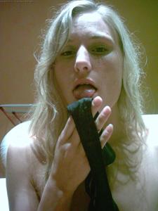 Сексуальная блондинка показывает пилотку с трусиками в ней - фото #15