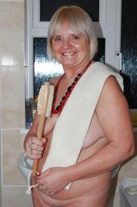 Пожилая домохозяйка делает работу по дому голая - фото #14