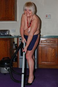 Пожилая домохозяйка делает работу по дому голая - фото #22