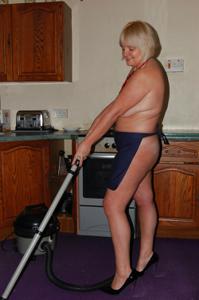 Пожилая домохозяйка делает работу по дому голая - фото #24