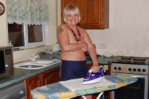 Пожилая домохозяйка делает работу по дому голая - фото #25