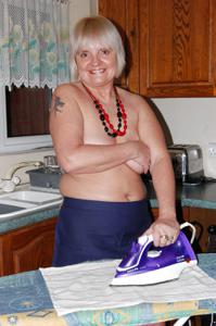 Пожилая домохозяйка делает работу по дому голая - фото #26
