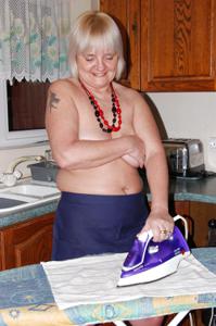 Пожилая домохозяйка делает работу по дому голая - фото #27