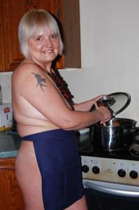 Пожилая домохозяйка делает работу по дому голая - фото #30