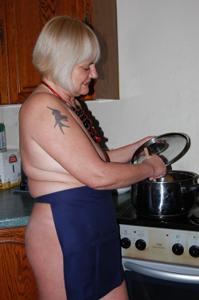 Пожилая домохозяйка делает работу по дому голая - фото #31