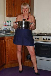 Пожилая домохозяйка делает работу по дому голая - фото #37