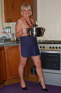 Пожилая домохозяйка делает работу по дому голая - фото #38
