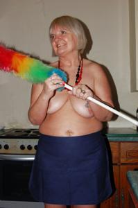 Пожилая домохозяйка делает работу по дому голая - фото #5