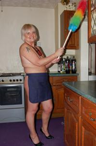 Пожилая домохозяйка делает работу по дому голая - фото #6