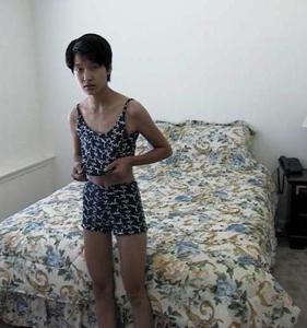 Плоская азиатка Синди обнажается перед мужем в кровати