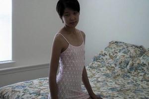 Плоская азиатка Синди обнажается перед мужем в кровати - фото #17