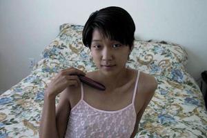 Плоская азиатка Синди обнажается перед мужем в кровати - фото #22