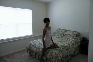 Плоская азиатка Синди обнажается перед мужем в кровати - фото #4