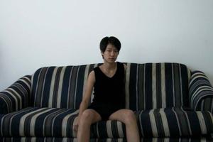 Плоская азиатка Синди обнажается перед мужем в кровати - фото #5