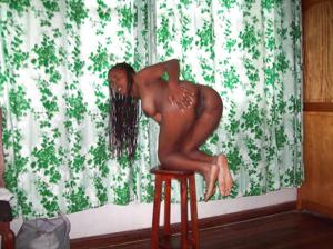 Грудастая негритянка раздевается и показывает темное тело - фото #20
