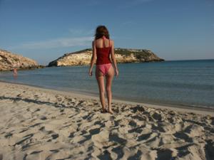 Молодая шатенка с волосатой киской любит ходить голой по пляжу - фото #107
