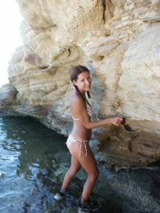 Молодая шатенка с волосатой киской любит ходить голой по пляжу - фото #24