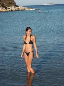 Молодая шатенка с волосатой киской любит ходить голой по пляжу - фото #25