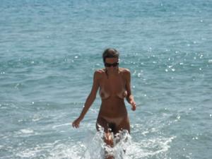 Молодая шатенка с волосатой киской любит ходить голой по пляжу - фото #67