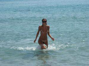 Молодая шатенка с волосатой киской любит ходить голой по пляжу - фото #68