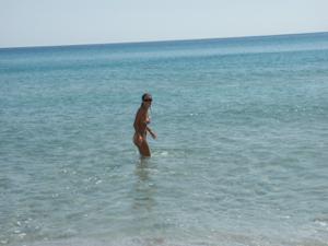 Молодая шатенка с волосатой киской любит ходить голой по пляжу - фото #69