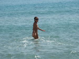 Молодая шатенка с волосатой киской любит ходить голой по пляжу - фото #71