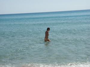 Молодая шатенка с волосатой киской любит ходить голой по пляжу - фото #72