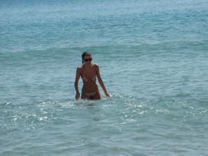 Молодая шатенка с волосатой киской любит ходить голой по пляжу - фото #73