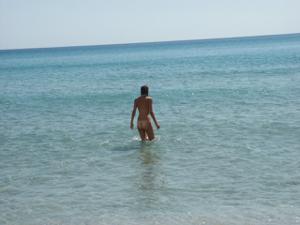 Молодая шатенка с волосатой киской любит ходить голой по пляжу - фото #74