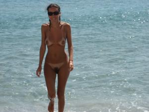 Молодая шатенка с волосатой киской любит ходить голой по пляжу - фото #75