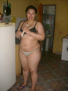 Пьяная толстушка позирует в нижнем белье голышом дома - фото #15