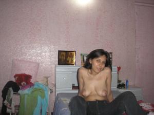 Домашние фото с арабской девушкой показывающей большие сиськи и маленькую попку - фото #43