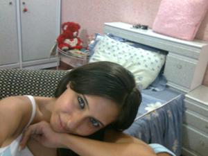 Домашние фото с арабской девушкой показывающей большие сиськи и маленькую попку - фото #75